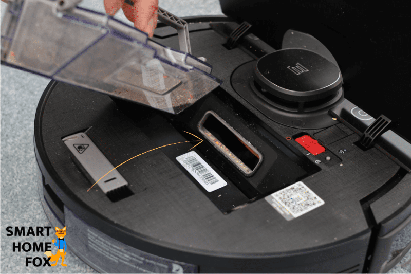 Dirt residue because of the dirt retention lid of the Ecovacs Deebot OZMO 950